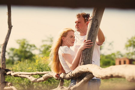 情侣靠在木栅栏上游玩图片素材