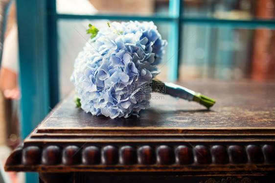 蓝色调的美丽婚礼花束图片