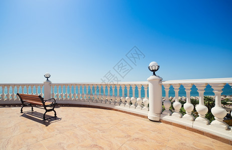 夏季风景经典白色巴勒斯脱长椅和空阳台俯视大海图片