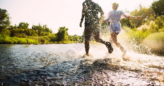 情侣在水池中快乐奔跑图片