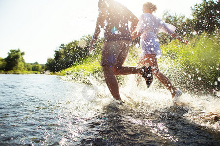 情侣在水池中快乐奔跑图片