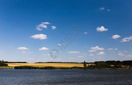 充满河流和云的天空夏季风景图片