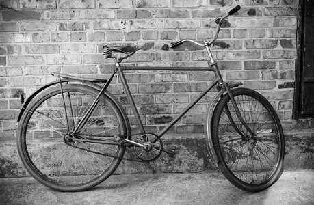 旧的自行车用砖瓦制体重光发型l图片