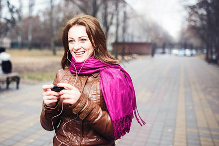 美女在街上收听MP3图片