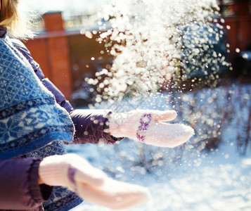 妇女玩雪小医生照片图片