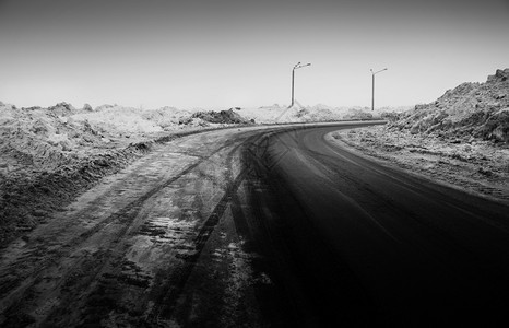 被雪覆盖的道路图片