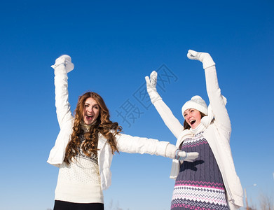 两个女朋友在美丽的冬日玩得开心图片