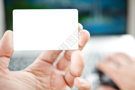 使用信卡笔记本电脑在线购物的人信用卡是空白的信用卡模板图片