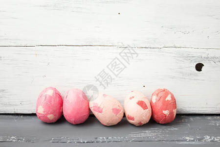 白灰色背景的粉色鸡蛋图片