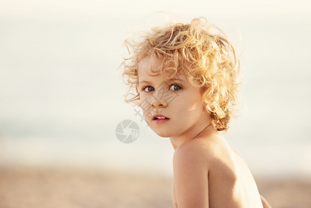 可爱快乐的小女孩在海滩度假关闭肖像图片