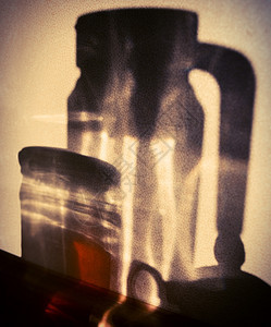 玻璃器械墙上的阴影清晨交叉处理的古董效应图片