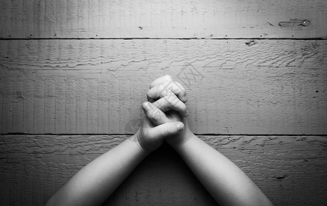 用于祈祷的双手折叠在一起黑白相片图片