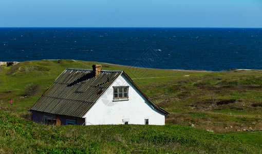 海边的旧房子图片