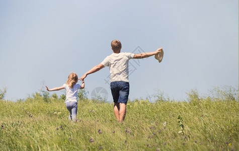 父亲和女儿在田地上奔跑图片