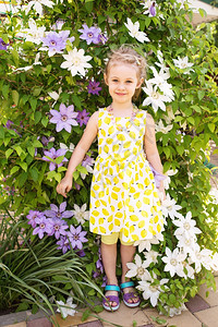 一个美丽的小女孩肖像穿着暑期服装图片