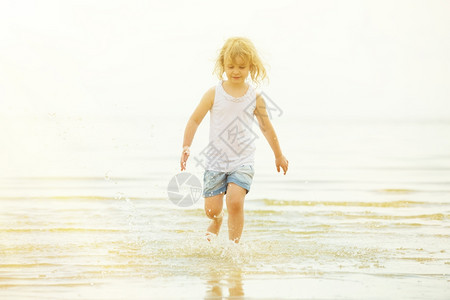 儿童在海滩岸边流水有色相片图片