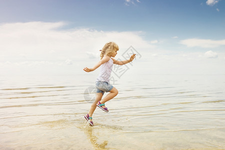 小女孩在海滩上奔跑图片
