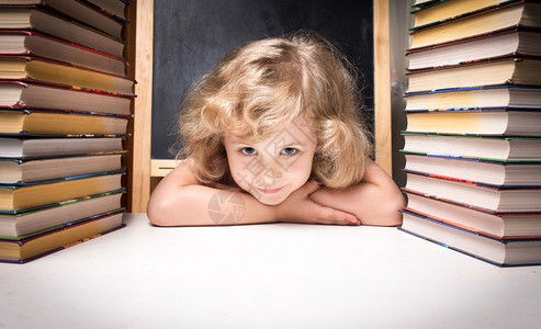 书堆中微笑的小女孩肖像图片