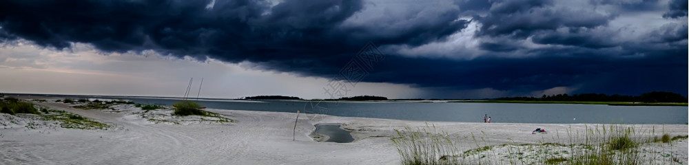 Tybe岛海滩风雨和雷暴的场景图片