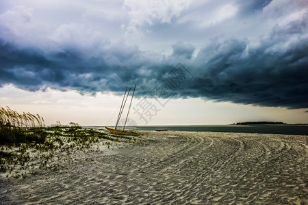 Tybe岛海滩风雨和雷暴的场景图片