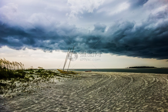 Tybe岛海滩风雨和雷暴的场景图片