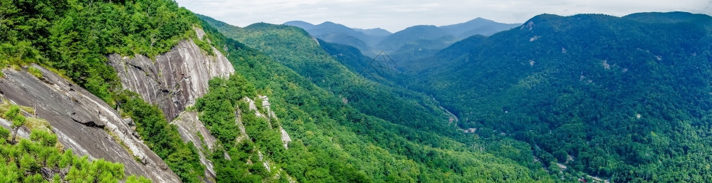 湖泊诱和烟囱岩地貌图片