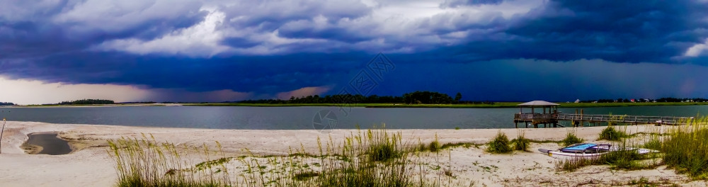 Tybe岛海滩风雨和雷暴的场景图片