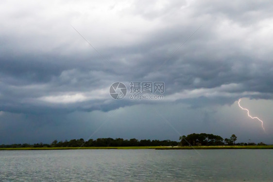 Tybe岛海滩风雨和雷暴的场景图片