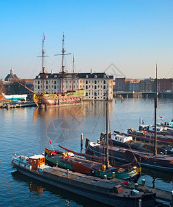Amerstdam内地阿姆斯特尔河上的内船海洋博物馆背景图片