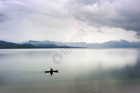 孤单的渔夫在湖边巴杜尔岛利因多尼西亚图片
