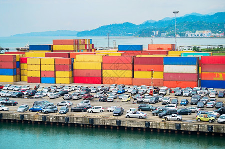 Batumi工业港的汽车和集装箱图片