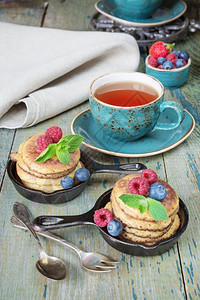 新鲜蓝莓和红茶背景图片