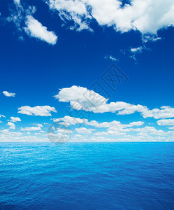 完美的天空和海洋图片