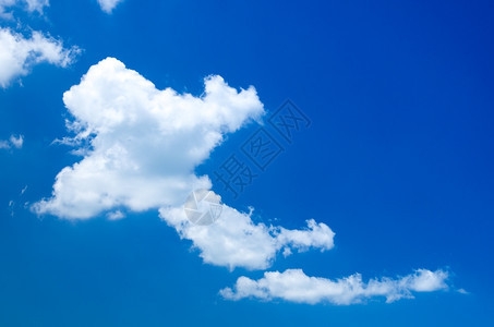 蓝色天空有乌云密闭图片