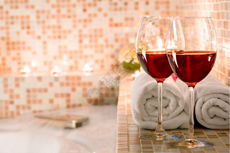 两杯葡萄酒和烧蜡烛紧贴浴室图片