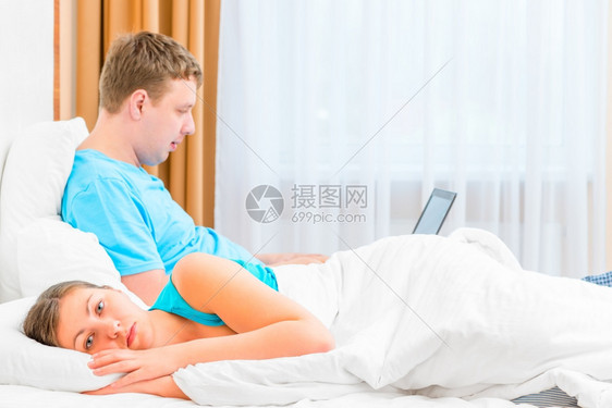 因丈夫玩电脑夫妻冷战图片