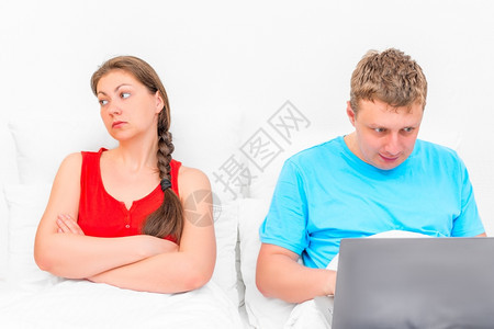 妻子与丈夫一起玩电脑游戏图片
