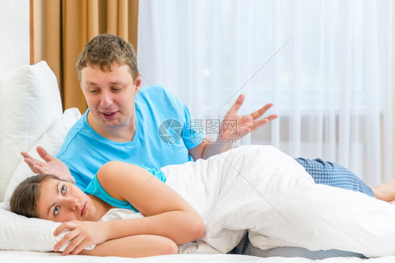 夫妻在床上争吵图片