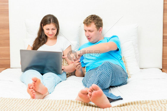 在网上购物睡衣的年轻夫妇图片