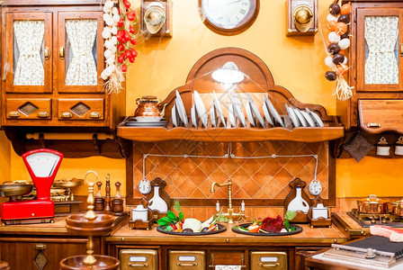 美丽的厨房和用餐具的古老风格图片