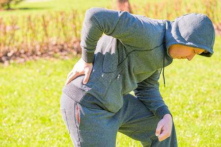弯着腰的人图片素材