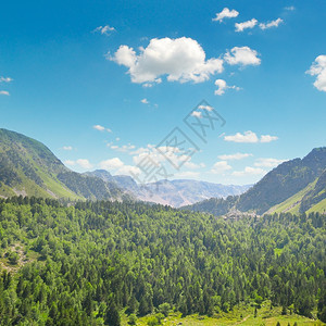 风景山脉草地和蓝天空图片