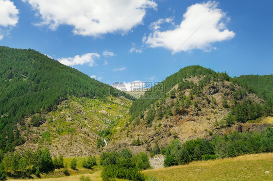 风景山脉草地和蓝天空图片