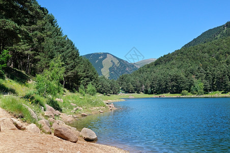 闪光湖山和蓝天空图片