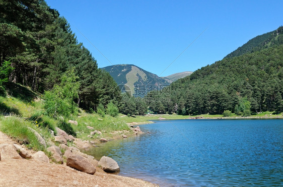 闪光湖山和蓝天空图片