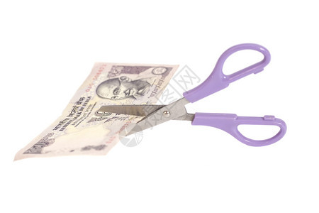 50卢比钞票用剪刀印度货币隔开图片