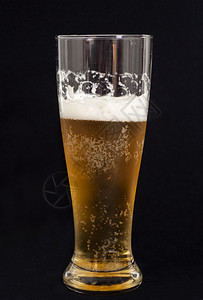 黑色背景的玻璃杯啤酒图片