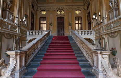 这个意大利古老的宫殿入口红地毯高清图片