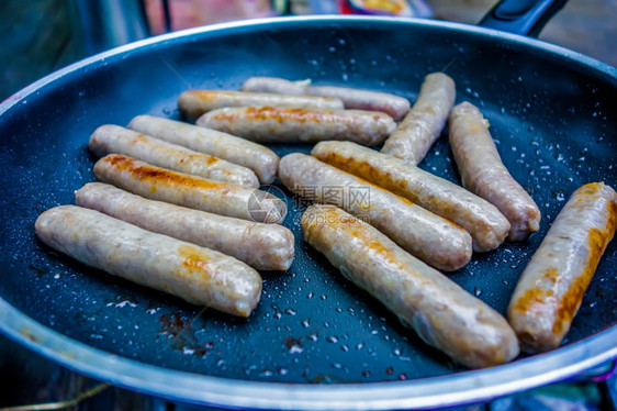 在露营炉灶做早餐图片