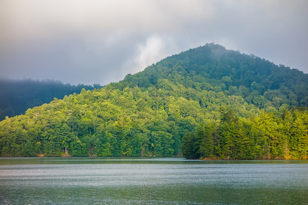 在大片烟雾山的桑特拉湖风景中图片